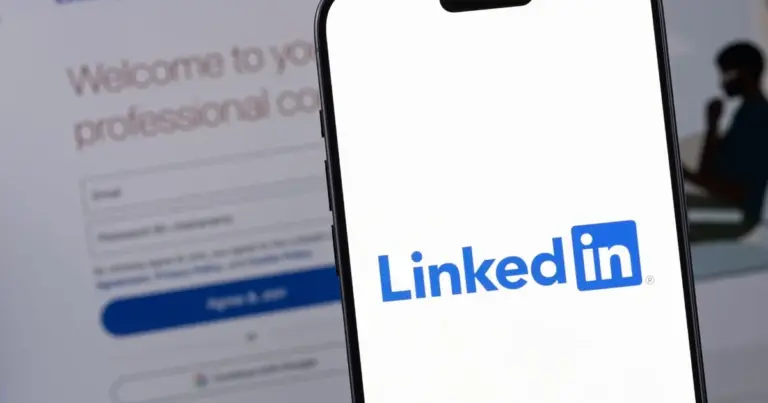 Για να προσελκύσετε την προσοχή των recruiters από το εξωτερικό μέσα από το LinkedIn, πρέπει να μετατρέψετε το προφίλ σας από μια παθητική ψηφιακή ταυτότητα σε μια δυναμική μηχανή αναζήτησης που «μιλάει» τη γλώσσα των ξένων αγορών εργασίας. Οι διεθνείς recruiters δεν ψάχνουν τυχαία· χρησιμοποιούν συγκεκριμένα φίλτρα και λέξεις-κλειδιά για να εντοπίσουν ταλέντα που είναι έτοιμα να εργαστούν είτε εξ αποστάσεως είτε με μετεγκατάσταση. Αν θέλετε να εμφανίζεστε στις πρώτες θέσεις των αναζητήσεών τους, υπάρχουν 5 συγκεκριμένες κινήσεις που πρέπει να κάνετε άμεσα.