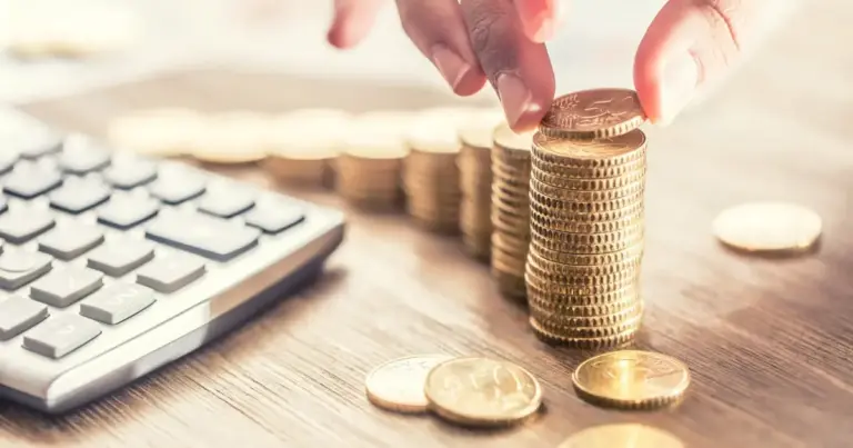 Η διαδικασία αυτή γίνεται με βάση τον μέσο όρο των αποδοχών και τις ώρες απασχόλησης, διασφαλίζοντας ότι δεν θα χαθεί ούτε ένα ευρώ από τα δεδουλευμένα ετών.