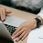 Περισσότερα από τα μισά βιογραφικά σημειώματα στην Ελλάδα απορρίπτονται πλέον αυτόματα από συστήματα τεχνητής νοημοσύνης πριν προλάβει καν να τα διαβάσει ανθρώπινο μάτι. Τα λογισμικά ATS (Applicant Tracking Systems), που χρησιμοποιούν μαζικά οι μεγάλες εταιρείες και τα γραφεία εύρεσης εργασίας το 2026, λειτουργούν ως ψηφιακοί «πορτιέρηδες». Αν το έγγραφό σας δεν είναι σωστά δομημένο ή δεν περιέχει τις κατάλληλες λέξεις-κλειδιά, το σύστημα το πετάει εκτός διαδικασίας σε δευτερόλεπτα.