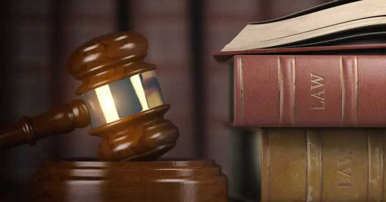 Η διαδοχική ανανέωση συμβάσεων ορισμένου χρόνου θεωρείται καταχρηστική και παράνομη όταν χρησιμοποιείται για να καλύψει πάγιες και διαρκείς ανάγκες μιας επιχείρησης, με τη νέα εργατική νομοθεσία να θέτει ως ανώτατο όριο τους 24 μήνες συνολικής διάρκειας ή τις τρεις συνεχόμενες ανανεώσεις.