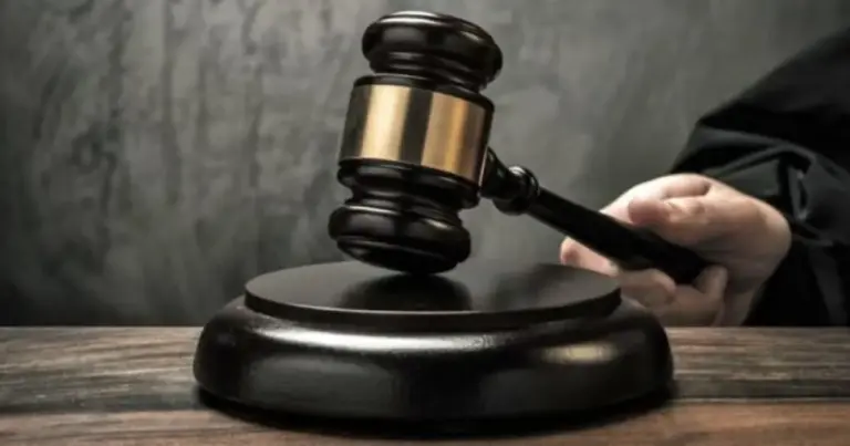 Η ανανέωση μιας σύμβασης ορισμένου χρόνου θεωρείται καταχρηστική όταν γίνεται χωρίς πραγματικό αντικειμενικό λόγο και με μοναδικό σκοπό την κάλυψη πάγιων και διαρκών αναγκών της επιχείρησης, παρακάμπτοντας τα δικαιώματα που προσφέρει η σύμβαση αορίστου χρόνου. Η εργατική νομοθεσία βάζει αυστηρά όρια στους εργοδότες που χρησιμοποιούν το μοντέλο των «διαδοχικών συμβάσεων» για να κρατούν τους εργαζόμενους σε καθεστώς μόνιμης ομηρίας και ανασφάλειας.