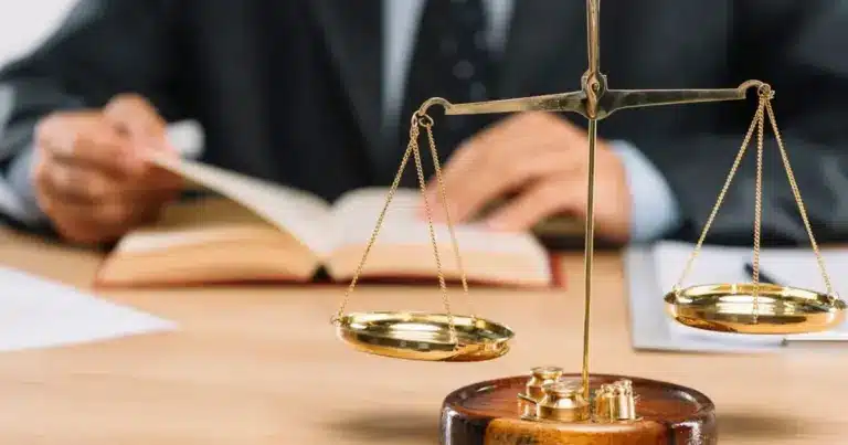 Η ανανέωση μιας σύμβασης ορισμένου χρόνου θεωρείται παράνομη όταν γίνεται για περισσότερες από τρεις φορές μέσα σε διάστημα τριών ετών χωρίς να υφίσταται αντικειμενικός λόγος, ή όταν η συνολική διάρκεια των διαδοχικών συμβάσεων ξεπερνά τα τρία χρόνια, καθώς σε αυτές τις περιπτώσεις τεκμαίρεται ότι καλύπτονται πάγιες και διαρκείς ανάγκες της επιχείρησης.