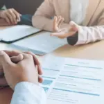 Το αυστηρό αυτό πλαίσιο, το οποίο ελέγχεται πλέον ψηφιακά μέσω του συστήματος ΕΡΓΑΝΗ ΙΙ μετά τον Ιούνιο, βάζει τέλος στην εργασιακή ομηρία χιλιάδων εργαζομένων που καλύπτουν πάγιες και διαρκείς ανάγκες, αλλά παραμένουν εγκλωβισμένοι σε καθεστώς προσωρινότητας.