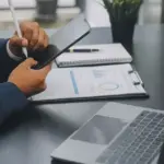 Κάθε εργαζόμενος με σύμβαση ορισμένου χρόνου που βλέπει τη συνεργασία του να ολοκληρώνεται μέσα στον Ιούνιο, δικαιούται να λάβει αναλογία δώρου Πάσχα, αναλογία επιδόματος αδείας και την αποζημίωση μη ληφθείσας άδειας για το διάστημα που εργάστηκε.