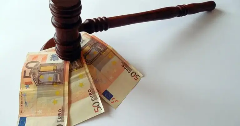 Οι εργαζόμενοι με συμβάσεις ορισμένου χρόνου που λήγουν αύριο, 30 Ιουνίου 2026, δεν δικαιούνται αποζημίωση απόλυσης, καθώς η λήξη της σύμβασης επέρχεται αυτοδίκαια με την πάροδο του συμφωνημένου χρόνου. Ωστόσο, η νομοθεσία κρύβει σημαντικές εξαιρέσεις και εναλλακτικά δικαιώματα που αλλάζουν τα δεδομένα για την τσέπη σας, ειδικά αν η σύμβασή σας ανανεώθηκε επανειλημμένα ή αν καταγγελθεί πρόωρα.