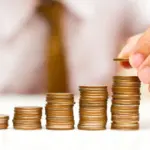 Η ελληνική εργατική νομοθεσία προστατεύει πλήρως τους συμβασιούχους ορισμένου χρόνου, διασφαλίζοντας ότι δεν χάνουν τα δικαιώματά τους στο δώρο Πάσχα, το δώρο Χριστουγέννων και το επίδομα αδείας, επειδή η σχέση εργασίας τους ολοκληρώνεται πρόωρα ή εντός του μήνα.