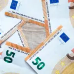 Οι συντάξεις Ιουλίου 2026 θα αρχίσουν να πιστώνονται στους τραπεζικούς λογαριασμούς των δικαιούχων από το απόγευμα της Τετάρτης 24 Ιουνίου, φέρνοντας το πρώτο μεγάλο κύμα πληρωμών για εκατομμύρια συνταξιούχους. Ο e-ΕΦΚΑ έχει ήδη οριστικοποιήσει το πλάνο του, διατηρώντας τον γνωστό διαχωρισμό ανάμεσα σε μισθωτούς και μη μισθωτούς, προκειμένου να αποφευχθεί ο συνωστισμός στα ΑΤΜ και τα τραπεζικά καταστήματα.