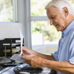 Η εργασία των συνταξιούχων κατά τους θερινούς μήνες κρύβει μια σοβαρή φορολογική παγίδα μέσω των τεκμηρίων διαβίωσης, η οποία μπορεί να εξαφανίσει το επιπλέον εισόδημα και να οδηγήσει σε υπέρογκους φόρους στην επόμενη φορολογική δήλωση. Αν και η κατάργηση της περικοπής του 30% στη σύνταξη άνοιξε τον δρόμο για νόμιμη απασχόληση, η προσθήκη έστω και λίγων ενσήμων από μια εποχική καλοκαιρινή δουλειά ενεργοποιεί αυτόματα τα ελάχιστα τεκμήρια διαβίωσης που ισχύουν για τους ενεργούς εργαζόμενους.