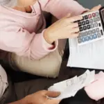 Η κατάργηση της παρακράτησης του 10% στις συντάξεις των εργαζόμενων συνταξιούχων φέρνει άμεση αύξηση στο καθαρό τους μεροκάματο, μετατρέποντας την απασχόληση στον τουριστικό κλάδο σε μια ιδιαίτερα ελκυστική επιλογή για τη φετινή σεζόν. Με το νέο καθεστώς, οι συνταξιούχοι που επιλέγουν να εργαστούν σε ξενοδοχεία, εστιατόρια και τουριστικές επιχειρήσεις εισπράττουν ολόκληρη τη σύνταξή τους, χωρίς καμία απολύτως περικοπή, ενώ παράλληλα αμείβονται κανονικά για τις ώρες εργασίας τους.