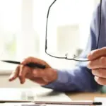 Καμία μείωση δεν θα δείτε στη σύνταξή σας αν επιλέξετε να εργαστείτε με εργόσημο αυτό το καλοκαίρι, καθώς το νέο καθεστώς απασχόλησης συνταξιούχων σας επιτρέπει να εισπράττετε το 100% της κύριας και επικουρικής σας σύνταξης. Η παλιά ποινή του 30% ανήκει οριστικά στο παρελθόν, πράγμα που σημαίνει ότι η εποχική απασχόληση σε αγροτικές εργασίες ή στην κατ' οίκον φροντίδα αποτελεί μια πρώτης τάξεως ευκαιρία για την ενίσχυση του οικογενειακού προϋπολογισμού χωρίς ασφαλιστικές απώλειες.