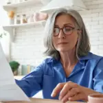 Οι συνταξιούχοι που εργάζονται ως εποχικοί υπάλληλοι σε ξενοδοχεία και επιχειρήσεις του τουρισμού απαλλάσσονται πλήρως από το «πέναλτι» κοπής της σύνταξής τους, αλλά υποχρεούνται να καταβάλλουν τις κανονικές ασφαλιστικές εισφορές μαζί με έναν επιπλέον πόρο υπέρ e-ΕΦΚΑ ύψους 10% επί των μικτών αποδοχών τους, αποκλειστικά για τους μήνες που απασχολούνται.