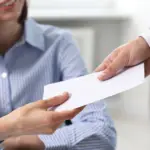 Η νέα νομοθετική πρωτοβουλία του Υπουργείου Εργασίας, η οποία ενσωματώνει την ευρωπαϊκή οδηγία για τη μισθολογική διαφάνεια, αλλάζει ριζικά το τοπίο των προσλήψεων και υποχρεώνει τις επιχειρήσεις να ανοίξουν τα χαρτιά τους πριν καν ο υποψήφιος περάσει το κατώφλι της πρώτης συνέντευξης.