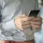 Από αυτόν τον μήνα, η παραδοσιακή γραπτή ή προφορική αίτηση για την άδεια των εργαζομένων καταργείται οριστικά, καθώς η διαδικασία θα γίνεται αποκλειστικά ψηφιακά μέσω της πλατφόρμας MyErgani (το ανανεωμένο application του Πληροφοριακού Συστήματος Εργάνη). Η νέα αυτή ρύθμιση φέρνει το «τέλος στο χαρτί» για τον ιδιωτικό τομέα, υποχρεώνοντας τόσο τους υπαλλήλους όσο και τους εργοδότες να διαχειρίζονται τις κανονικές, αναρρωτικές ή ειδικές άδειες μέσα από το ψηφιακό περιβάλλον του Υπουργείου Εργασίας, με στόχο τον άμεσο έλεγχο και τη διαφάνεια.