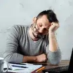 Η ψηφιακή καθημερινότητα έχει θολώσει τα όρια μεταξύ επαγγελματικής και προσωπικής ζωής, όμως το νομικό πλαίσιο στην Ελλάδα προστατεύει πλήρως όσους εργάζονται εξ αποστάσεως από την εφημερία διαρκείας.