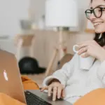 Η ρύθμιση αυτή, που εφαρμόζεται πλέον με αυστηρότητα, ξεκαθαρίζει ότι η παροχή εργασίας από το σπίτι δεν σημαίνει διαθεσιμότητα όλο το εικοσιτετράωρο, θέτοντας σαφή όρια ανάμεσα στον επαγγελματικό και τον προσωπικό χρόνο.