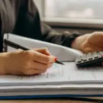 Οι ασφαλιστικές εισφορές για τους εργαζόμενους που αμείβονται με τίτλο κτήσης (πρώην απόδειξη επαγγελματικής δαπάνης) για τον Ιούνιο 2026 υπολογίζονται με βάση το σταθερό ποσοστό 24,25% επί της καθαρής αξίας του παραστατικού, με την παρακράτηση και την απόδοσή τους στον e-ΕΦΚΑ να αποτελεί αποκλειστική ευθύνη του εκδότη-εργοδότη.