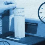 Με βάση το ισχύον πλαίσιο του συστήματος Εργάνη ΙΙ, η παραμονή στον χώρο εργασίας μετά το χτύπημα της κάρτας συνιστά σοβαρή παράβαση της εργατικής νομοθεσίας, η οποία επιφέρει βαριά πρόστιμα για την επιχείρηση σε περίπτωση αιφνιδιαστικού ελέγχου.