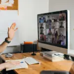 Η πρακτική της «μαύρης» ή αδήλωτης τηλεεργασίας κερδίζει έδαφος στην ελληνική αγορά εργασίας, όμως η νομοθεσία είναι ξεκάθαρη: η εξ αποστάσεως εργασία απαιτεί υποχρεωτική εκ των προτέρων δήλωση και γραπτή συμφωνία.