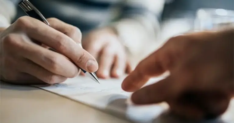 Αν ο εργοδότης σάς ζητήσει να υπογράψετε τροποποιητική σύμβαση εργασίας επικαλούμενος τη νέα ευρωπαϊκή οδηγία για τη διαφάνεια των μισθών, δεν πρέπει να υπογράψετε βιαστικά, καθώς έχετε το νόμιμο δικαίωμα να αρνηθείτε ή να διαπραγματευτείτε τους νέους όρους. Η οδηγία (ΕΕ) 2023/970, η οποία ενσωματώνεται πλήρως στο ελληνικό εργατικό δίκαιο, θεσπίστηκε για να φέρει στο φως τις μισθολογικές ανισότητες και όχι για να αποτελέσει «παράθυρο» για μείωση αποδοχών ή δυσμενέστερες αλλαγές στις συνθήκες εργασίας.
