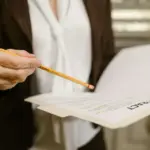 Η ρήτρα μη ανταγωνισμού που υπογράφετε στη σύμβαση εργασίας σας είναι απολύτως άκυρη και δεν μπορεί να σας μπλοκάρει την επόμενη δουλειά, εκτός αν ο εργοδότης σάς καταβάλλει μια εύλογη χρηματική αποζημίωση για όλο το διάστημα που σας απαγορεύει να εργαστείτε σε ανταγωνιστική εταιρεία. Πρόκειται για έναν από τους πιο συχνούς «όρους-παγίδα» στην ελληνική αγορά εργασίας, ειδικά για στελέχη τεχνολογίας, πωλήσεων και διοίκησης. Οι επιχειρήσεις συχνά χρησιμοποιούν αυτές τις κρυφές ρήτρες για να εκφοβίσουν τους εργαζόμενους, όμως η ελληνική νομολογία έχει θέσει πολύ αυστηρά όρια προκειμένου να προστατεύσει το συνταγματικό δικαίωμα στην εργασία.