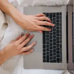 Η επιδότηση των 600 ευρώ για το ανοιχτό πρόγραμμα κατάρτισης της ΔΥΠΑ δεν χάνεται, ακόμη και αν το Κέντρο Δια Βίου Μάθησης (ΚΔΒΜ) που επιλέξατε καθυστερεί να συγκροτήσει τμήμα, αρκεί να ενεργοποιήσετε αμέσως τη διαδικασία αλλαγής παρόχου εντός των προβλεπόμενων προθεσμιών. Χιλιάδες ωφελούμενοι βρίσκονται αυτή τη στιγμή σε αναμονή, βλέποντας τις εβδομάδες να περνούν χωρίς ενημέρωση, με τον κίνδυνο να εκπνεύσει η τελική ημερομηνία ισχύος της επιταγής κατάρτισης και να αποκλειστούν από την πληρωμή.