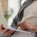 Η καταβολή του voucher της ΔΥΠΑ ύψους 600 ευρώ για το πρόγραμμα κατάρτισης σε ψηφιακές και πράσινες δεξιότητες μπαίνει στην τελική της φάση, όμως εκατοντάδες δικαιούχοι κινδυνεύουν να χάσουν την επιδότηση αν δεν διορθώσουν άμεσα τρία συγκεκριμένα σφάλματα στην αίτησή τους.