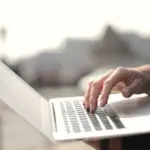 Για να εξασφαλίσετε το voucher της ΔΥΠΑ ύψους 600 ευρώ για το νέο πρόγραμμα κατάρτισης σε ψηφιακές και πράσινες δεξιότητες, πρέπει να ελέγξετε άμεσα τρία συγκεκριμένα σημεία στην αίτησή σας, καθώς η προθεσμία υποβολής δικαιολογητικών και επιλογής παρόχου ολοκληρώνεται τις επόμενες ημέρες. Αν παραβλέψετε έστω και μία από αυτές τις λεπτομέρειες, το σύστημα θα σας θέσει αυτόματα εκτός πίνακα δικαιούχων, στερώντας σας τόσο την免χρέωση παρακολούθηση των μαθημάτων όσο και το εκπαιδευτικό επίδομα.