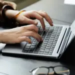 Η πίστωση του voucher των 600 ευρώ για το νέο πρόγραμμα κατάρτισης της ΔΥΠΑ συνδέεται με αυστηρές προϋποθέσεις παρακολούθησης και επιτυχούς εξέτασης, γεγονός που σημαίνει ότι πολλοί δικαιούχοι κινδυνεύουν να χάσουν μέρος ή το σύνολο της επιδότησης αν υποπέσουν σε φαινομενικά μικρά λάθη. Η διαδικασία δεν ολοκληρώνεται με την απλή επιλογή σας στο πρόγραμμα, καθώς το πληροφοριακό σύστημα καταγράφει βήμα-βήμα την παρουσία σας, ενώ η τελική πληρωμή περνά υποχρεωτικά μέσα από το κόσμο των πιστοποιήσεων.