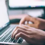Η επιλογή του σωστού αντικειμένου κατάρτισης στο νέο voucher των 400 ευρώ αποτελεί το «κλειδί» για την άμεση εύρεση εργασίας, καθώς η αγορά στρέφεται πλέον αποκλειστικά σε εξειδικευμένες ψηφιακές και πράσινες δεξιότητες.