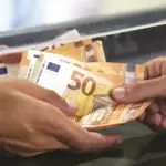 Η ψηφιακή κάρτα Youth Pass των 150 ευρώ μπορεί να χρησιμοποιηθεί απευθείας για την πληρωμή ακτοπλοϊκών εισιτηρίων και τη διαμονή σας σε ξενοδοχεία ή κάμπινγκ μέσω των αντίστοιχων ιστοσελίδων, εφαρμογών ή τουριστικών πρακτορείων, λειτουργώντας ακριβώς όπως οποιαδήποτε άλλη τραπεζική κάρτα. Καθώς διανύουμε το καλοκαίρι του 2026 και οι εξορμήσεις στα νησιά έχουν ήδη ξεκινήσει, το συγκεκριμένο επίδομα αποτελεί σημαντική ανάσα για τις πρώτες αυτόνομες διακοπές των νέων 18 και 19 ετών.
