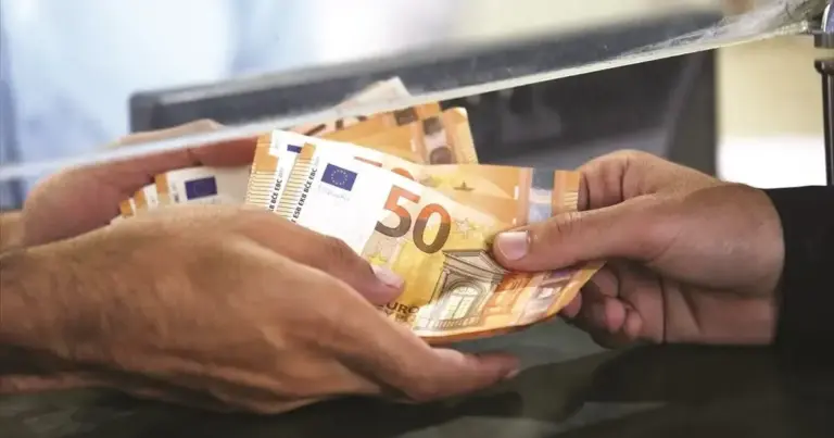 Η ψηφιακή κάρτα Youth Pass των 150 ευρώ μπορεί να χρησιμοποιηθεί απευθείας για την πληρωμή ακτοπλοϊκών εισιτηρίων και τη διαμονή σας σε ξενοδοχεία ή κάμπινγκ μέσω των αντίστοιχων ιστοσελίδων, εφαρμογών ή τουριστικών πρακτορείων, λειτουργώντας ακριβώς όπως οποιαδήποτε άλλη τραπεζική κάρτα. Καθώς διανύουμε το καλοκαίρι του 2026 και οι εξορμήσεις στα νησιά έχουν ήδη ξεκινήσει, το συγκεκριμένο επίδομα αποτελεί σημαντική ανάσα για τις πρώτες αυτόνομες διακοπές των νέων 18 και 19 ετών.