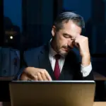 Η άρνηση μιας επιχείρησης να αναγνωρίσει την πρόωρη προσέλευση στην Ψηφιακή Κάρτα Εργασίας αποτελεί παράβαση της εργατικής νομοθεσίας, καθώς κάθε λεπτό που περνάτε στον χώρο εργασίας πέρα από το θεσμοθετημένο ωράριο θεωρείται χρόνος εργασίας και πρέπει να αμείβεται. Αν ο εργοδότης σάς ζητά να «χτυπάτε» την κάρτα σας νωρίτερα από την έναρξη της βάρδιας χωρίς να καταγράφονται οι υπερωρίες, έχετε συγκεκριμένα νομικά όπλα για να διεκδικήσετε τα δεδουλευμένα σας.