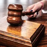 Οι πρώτες επίσημες καταγγελίες για εικονικά και παραπλανητικά εύρη αμοιβών σε αγγελίες εργασίας έχουν ήδη φτάσει στην Επιθεώρηση Εργασίας, καθώς αρκετοί εργοδότες επιχειρούν να παρακάμψουν τον νέο νόμο για την υποχρεωτική αναγραφή μισθού. Λίγους μήνες μετά την εφαρμογή της ευρωπαϊκής οδηγίας για τη μισθολογική διαφάνεια στην Ελλάδα, η αγορά έρχεται αντιμέτωπη με φαινόμενα όπου εταιρείες δημοσιεύουν εξωπραγματικά πλαίσια αμοιβών (π.χ. «μισθός από 900€ έως 3.500€») μόνο και μόνο για να φαίνονται νόμιμες στις πλατφόρμες εύρεσης εργασίας, προκαλώντας την άμεση παρέμβαση των ελεγκτικών μηχανισμών.