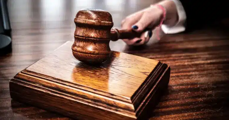Οι πρώτες επίσημες καταγγελίες για εικονικά και παραπλανητικά εύρη αμοιβών σε αγγελίες εργασίας έχουν ήδη φτάσει στην Επιθεώρηση Εργασίας, καθώς αρκετοί εργοδότες επιχειρούν να παρακάμψουν τον νέο νόμο για την υποχρεωτική αναγραφή μισθού. Λίγους μήνες μετά την εφαρμογή της ευρωπαϊκής οδηγίας για τη μισθολογική διαφάνεια στην Ελλάδα, η αγορά έρχεται αντιμέτωπη με φαινόμενα όπου εταιρείες δημοσιεύουν εξωπραγματικά πλαίσια αμοιβών (π.χ. «μισθός από 900€ έως 3.500€») μόνο και μόνο για να φαίνονται νόμιμες στις πλατφόρμες εύρεσης εργασίας, προκαλώντας την άμεση παρέμβαση των ελεγκτικών μηχανισμών.