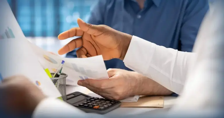 Το νέο θεσμικό πλαίσιο υποχρεώνει τους εργοδότες να είναι πλήρως διαφανείς από το πρώτο στάδιο της αναζήτησης προσωπικού, όμως ορισμένες επιχειρήσεις επιστρατεύουν τεχνάσματα με υπερβολικά ευρέα κλιμάκια για να παρακάμψουν τον νόμο.