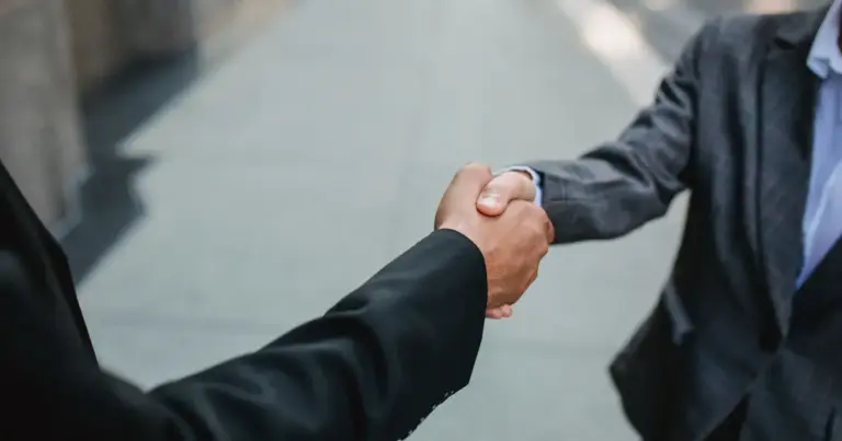 Οι εργοδότες στην Ελλάδα υποχρεούνται πλέον να αναγράφουν τον αρχικό μισθό ή το συγκεκριμένο μισθολογικό εύρος σε κάθε αγγελία εργασίας, καθώς το Υπουργείο Εργασίας έθεσε σε τροχιά εφαρμογής το σχετικό νομοσχέδιο για την ενσωμάτωση της ευρωπαϊκής οδηγίας 2023/970 για τη μισθολογική διαφάνεια. Η εξέλιξη αυτή βάζει οριστικό τέλος στις αόριστες εκφράσεις τύπου «ανταγωνιστικό πακέτο αποδοχών» και αλλάζει ριζικά τις ισορροπίες, δίνοντας στους υποψηφίους ένα πανίσχυρο εργαλείο διαπραγμάτευσης πριν καν καθίσουν στο τραπέζι της πρώτης συνέντευξης.