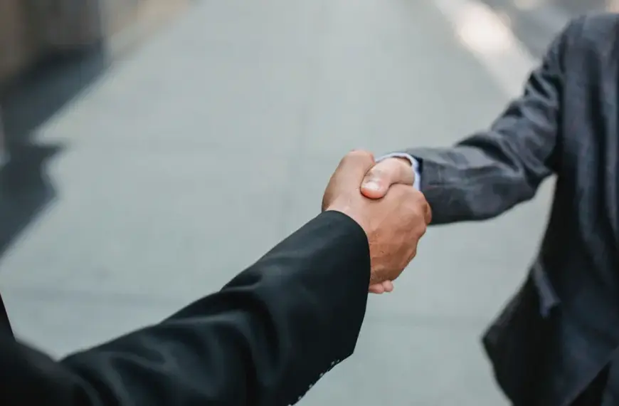 Οι εργοδότες στην Ελλάδα υποχρεούνται πλέον να αναγράφουν τον αρχικό μισθό ή το συγκεκριμένο μισθολογικό εύρος σε κάθε αγγελία εργασίας, καθώς το Υπουργείο Εργασίας έθεσε σε τροχιά εφαρμογής το σχετικό νομοσχέδιο για την ενσωμάτωση της ευρωπαϊκής οδηγίας 2023/970 για τη μισθολογική διαφάνεια. Η εξέλιξη αυτή βάζει οριστικό τέλος στις αόριστες εκφράσεις τύπου «ανταγωνιστικό πακέτο αποδοχών» και αλλάζει ριζικά τις ισορροπίες, δίνοντας στους υποψηφίους ένα πανίσχυρο εργαλείο διαπραγμάτευσης πριν καν καθίσουν στο τραπέζι της πρώτης συνέντευξης.