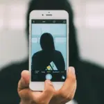Το νέο θεσμικό πλαίσιο για τη διαφάνεια στις αμοιβές υποχρεώνει τους εργοδότες να αναγράφουν με σαφήνεια το εύρος του μισθού ή τον κατώτατο εισαγωγικό βαθμό σε κάθε δημόσια ανάρτηση θέσης εργασίας, βάζοντας τέλος στην πρακτική του «συζητήσιμου» μισθού πίσω από κλειστές πόρτες.