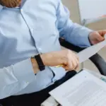 Η υποχρεωτική αναγραφή του μισθού στις αγγελίες εργασίας αποτελεί πλέον πραγματικότητα, όμως πολλές εταιρείες επιχειρούν να θολώσουν τα νερά, ενσωματώνοντας κρυφά bonus και μεταβλητές αποδοχές στο βασικό ποσό για να φαίνονται πιο ελκυστικές. Το νέο θεσμικό πλαίσιο υποχρεώνει τους εργοδότες να παρουσιάζουν ξεκάθαρα την αμοιβή της θέσης, αλλά στην πράξη παρατηρούνται «τεχνικές» που μπερδεύουν τους υποψηφίους. Αν ψάχνετε για δουλειά, πρέπει να ξέρετε πώς να ξεχωρίζετε τον καθαρό εγγυημένο μισθό από τα επιμίσθια απόδοσης που μπορεί να μην πάρετε ποτέ.