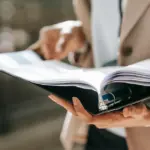 Η υποχρεωτική αναγραφή του μισθού στις αγγελίες εργασίας έχει οδηγήσει σε μαζικό «μποϊκοτάζ» των υποψηφίων απέναντι σε εταιρείες που προσφέρουν τον κατώτατο μισθό, καθώς οι εργαζόμενοι πλέον φιλτράρουν και απορρίπτουν άμεσα τις θέσεις που δεν ανταποκρίνονται στο κόστος διαβίωσης. Η νέα πραγματικότητα στην ελληνική αγορά εργασίας δείχνει ότι η διαφάνεια στις αμοιβές λειτουργεί ως ξεκαθάρισμα, με τις επιχειρήσεις που επιμένουν στα κατώτατα όρια να δυσκολεύονται να βρουν προσωπικό, ακόμη και για θέσεις χωρίς ιδιαίτερες απαιτήσεις εξειδίκευσης.