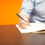 Οι σαρωτικοί έλεγχοι της Επιθεώρησης Εργασίας που ξεκινούν από σήμερα, 15 Ιουνίου 2026, βάζουν οριστικό τέλος στις αγγελίες εργασίας με εικονικά, παραπλανητικά ή ανύπαρκτα εύρη αμοιβών, επιβάλλοντας την υποχρεωτική αναγραφή του πραγματικού αρχικού μισθού. Η νέα ψηφιακή πλατφόρμα ελέγχου «διαβάζει» αυτόματα τις αναρτήσεις σε ιστότοπους εύρεσης εργασίας και μέσα κοινωνικής δικτύωσης, διασταυρώνοντας τα στοιχεία με το σύστημα ΕΡΓΑΝΗ ΙΙ, ώστε να εντοπίζονται άμεσα οι εργοδότες που παραβιάζουν την ευρωπαϊκή οδηγία για τη μισθολογική διαφάνεια.