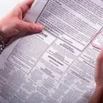 Η νέα ευρωπαϊκή οδηγία για τη μισθολογική διαφάνεια, η οποία εφαρμόζεται αυστηρά, βάζει οριστικό τέλος στις ασαφείς εκφράσεις τύπου «ικανοποιητικό πακέτο αποδοχών» ή στα εξωπραγματικά μεγάλα εύρη (π.χ. «μισθός από 900 έως 3.500 ευρώ») που σκοπό έχουν μόνο να προσελκύσουν υποψηφίους.