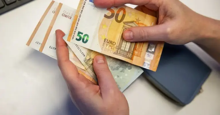 Το μέτρο που θεσπίστηκε για να φέρει διαφάνεια, συχνά εργαλειοποιείται από εργοδότες που εκμεταλλεύονται τα νομικά κενά. Οι υποψήφιοι βρίσκονται αντιμέτωποι με αγγελίες που υπόσχονται υψηλές απολαβές, οι οποίες όμως συνδέονται με ανέφικτα μπόνους ή αφορούν αποκλειστικά στελέχη με πολυετή προϋπηρεσία.