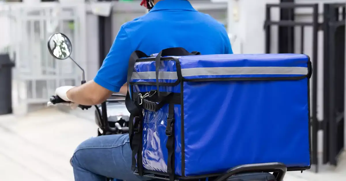 Η υποχρεωτική παύση εργασιών για το delivery και τις υπαίθριες χειρωνακτικές εργασίες ισχύει αυστηρά από τις 12:00 έως τις 17:00 τις ημέρες που ο υδράργυρος χτυπάει κόκκινο, σύμφωνα με την πάγια εγκύκλιο του Υπουργείου Εργασίας για την προστασία από τη θερμική καταπόνηση.