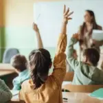 Αυτό το ευνοϊκό καθεστώς επιτρέπει στους αναπληρωτές που υπηρετούν σε νησιωτικά σχολεία να συγκεντρώνουν ταχύτερα τα απαιτούμενα μόρια στους πίνακες κατάταξης του ΑΣΕΠ, ενισχύοντας σημαντικά τη σειρά προτίμησής τους για τους επόμενους διορισμούς ή προσλήψεις.