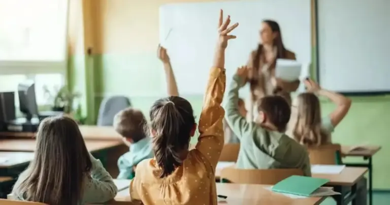 Αυτό το ευνοϊκό καθεστώς επιτρέπει στους αναπληρωτές που υπηρετούν σε νησιωτικά σχολεία να συγκεντρώνουν ταχύτερα τα απαιτούμενα μόρια στους πίνακες κατάταξης του ΑΣΕΠ, ενισχύοντας σημαντικά τη σειρά προτίμησής τους για τους επόμενους διορισμούς ή προσλήψεις.