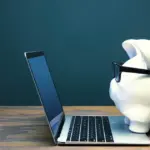 Το ισχύον νομικό πλαίσιο διαφοροποιεί το ύψος της αποζημίωσης ανάλογα με το αν η απόλυση είναι προειδοποιημένη ή απροειδοποίητη, ενώ θέτει συγκεκριμένα ανώτατα όρια για τους εργαζόμενους με πολλά έτη υπηρεσίας.