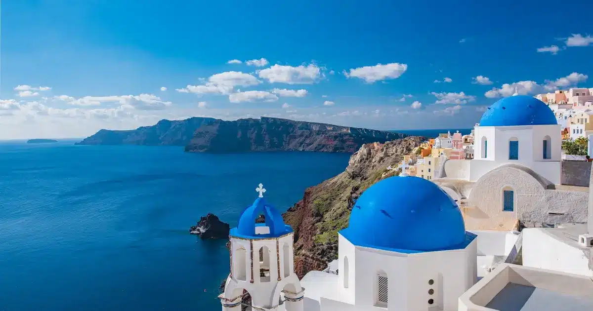 Η νέα ψηφιακή υπηρεσία έρχεται να δώσει οριστική λύση στις ιδιαιτερότητες της νησιωτικής αγοράς εργασίας, όπου η εποχικότητα και οι πολλαπλές ταχύτητες απασχόλησης δημιουργούσαν συχνά μπερδέματα στους υπολογισμούς.