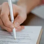 Το δικαίωμα στην είσπραξη της νόμιμης αποζημίωσης απόλυσης εξαρτάται από τέσσερα συγκεκριμένα κρίσιμα σημεία τα οποία ο εργαζόμενος οφείλει να ελέγξει εξονυχιστικά πριν βάλει την υπογραφή του στο έγγραφο της καταγγελίας σύμβασης. Αν βρίσκεστε αντιμέτωποι με μια τέτοια εξέλιξη αυτή την περίοδο, η βιασύνη είναι ο χειρότερος σύμβουλος, καθώς η υπογραφή σας κάτω από μια λανθασμένη δήλωση μπορεί να οδηγήσει σε απώλεια χρημάτων ή ακόμα και στην ακύρωση του δικαιώματος για το επίδομα ανεργίας.