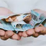 Έξτρα ημερομίσθιο δικαιούνται οι εργαζόμενοι σε εξωτερικούς χώρους στη Θέρμη και τη Χαλκιδική, καθώς οι ακραίες θερμοκρασίες ενεργοποιούν τη νομοθεσία για τη θερμική καταπόνηση. Οι εργοδότες υποχρεούνται να καταβάλουν προσαύξηση σε όσους απασχολούνται κάτω από τον ήλιο, ενώ παράλληλα τίθενται σε ισχύ υποχρεωτικές παύσεις εργασιών.